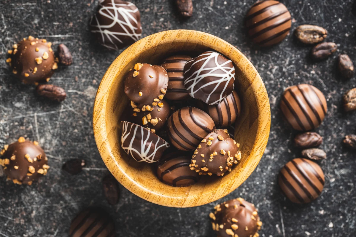 Cara Membuat Praline Cokelat Isi Kacang untuk Hampers