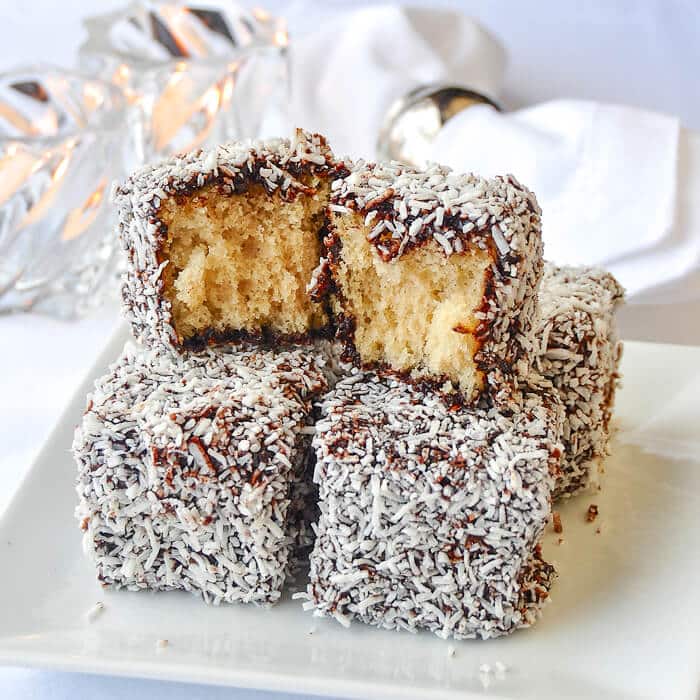 Lamington: Kue Bolu Cokelat dan Kelapa yang Melegenda