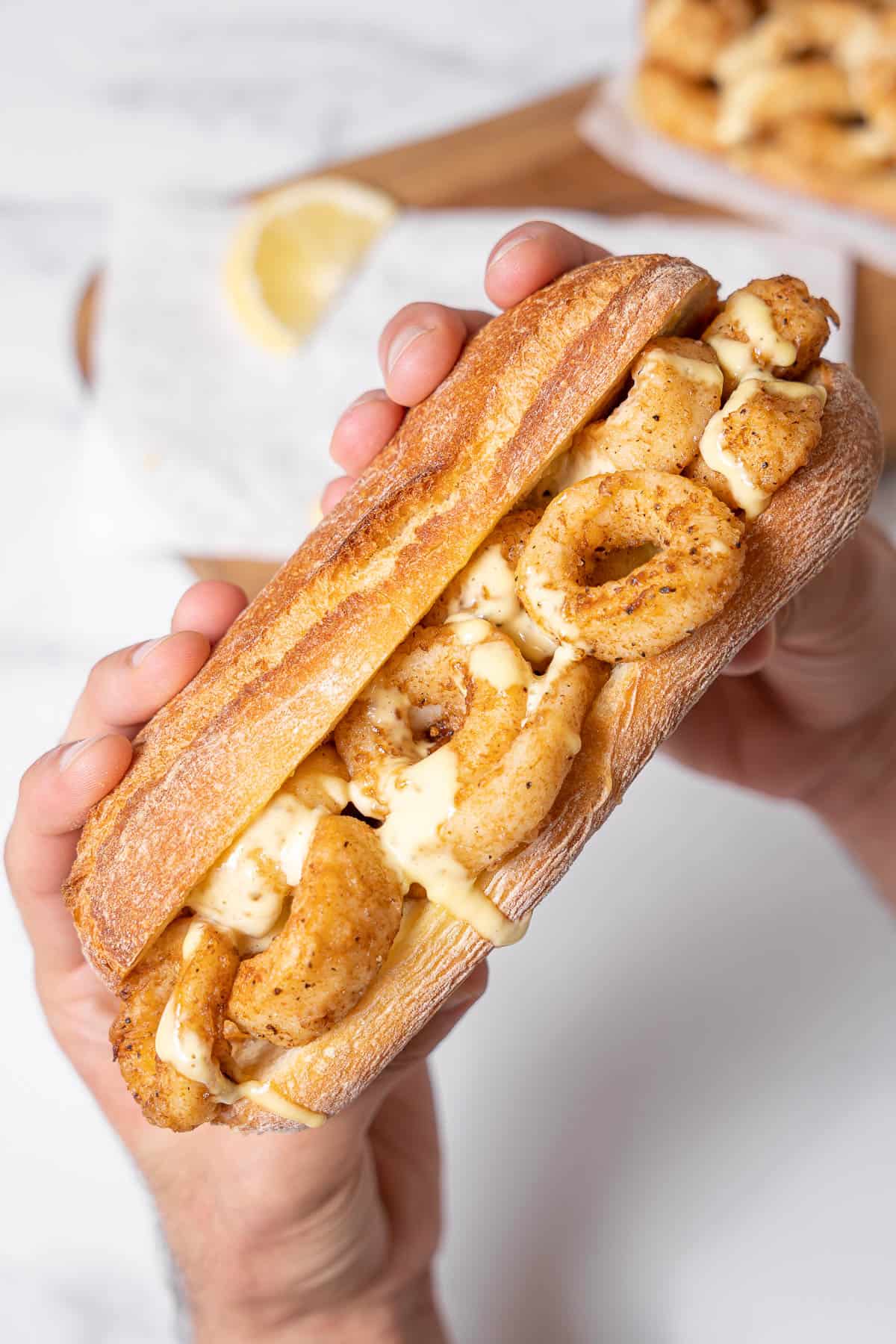 Bocadillo de Calamares: Roti Sandwich Cumi Goreng Renyah