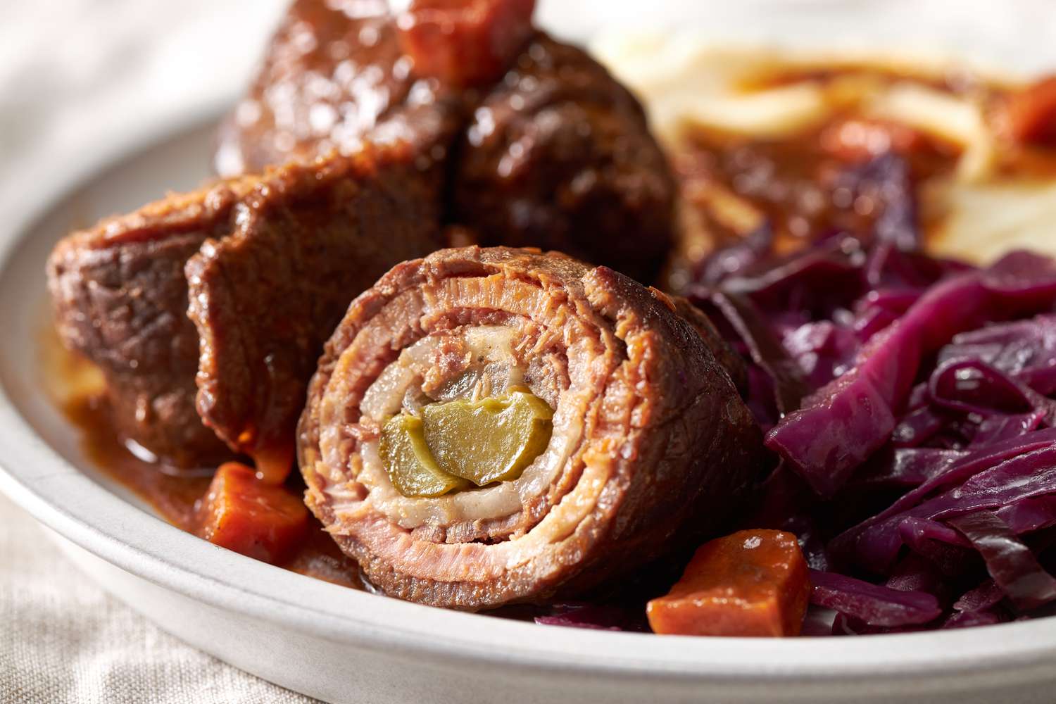Rinderroulade: Gulungan Daging Sapi Isi Acar dan Mustard