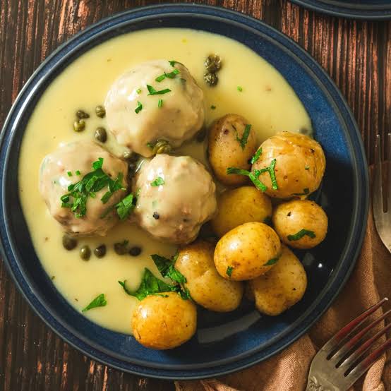 Königsberger Klopse: Bakso Jerman dengan Saus Putih dan Kaper