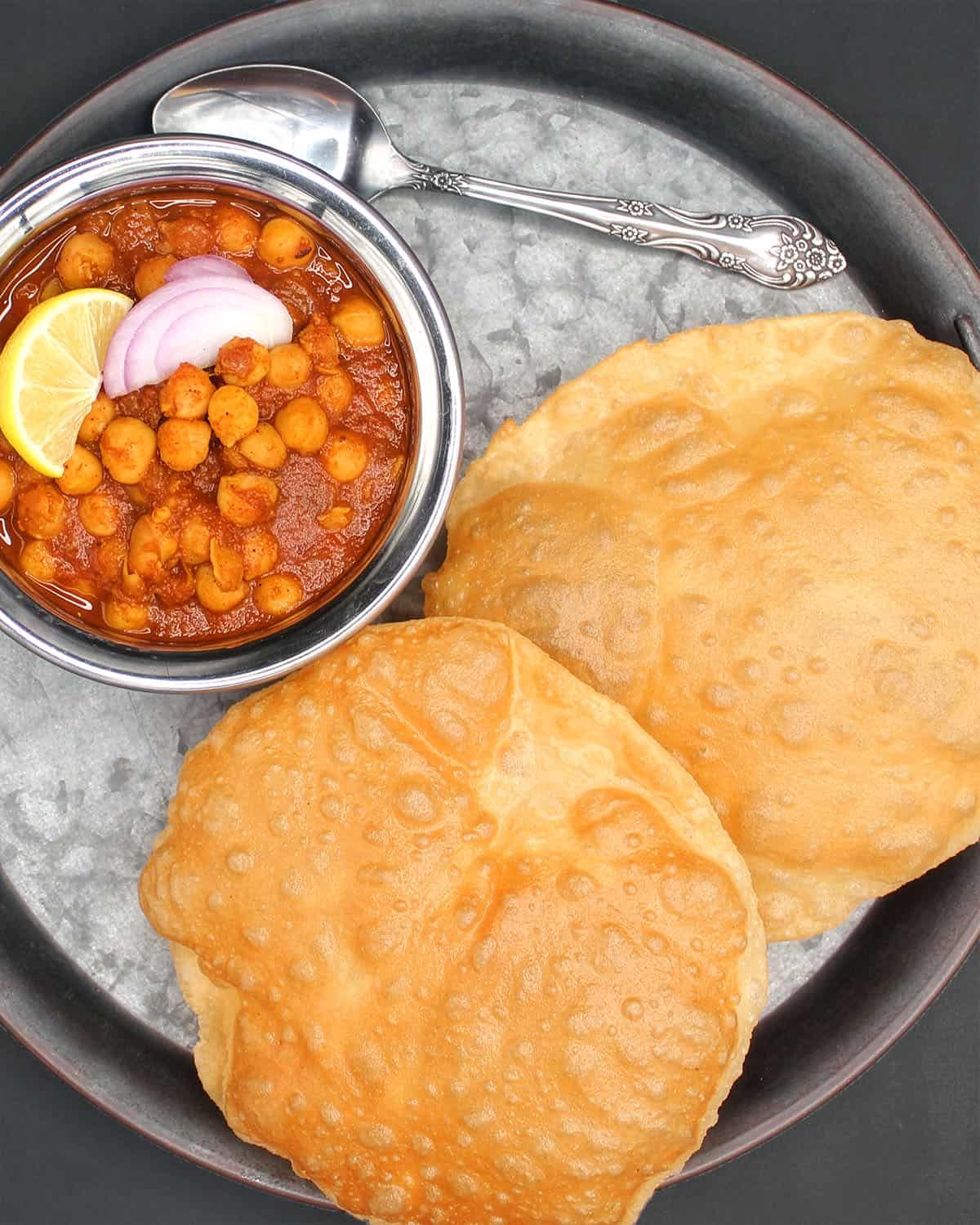 Chole Bhature: Kari Buncis Pedas dengan Roti Goreng