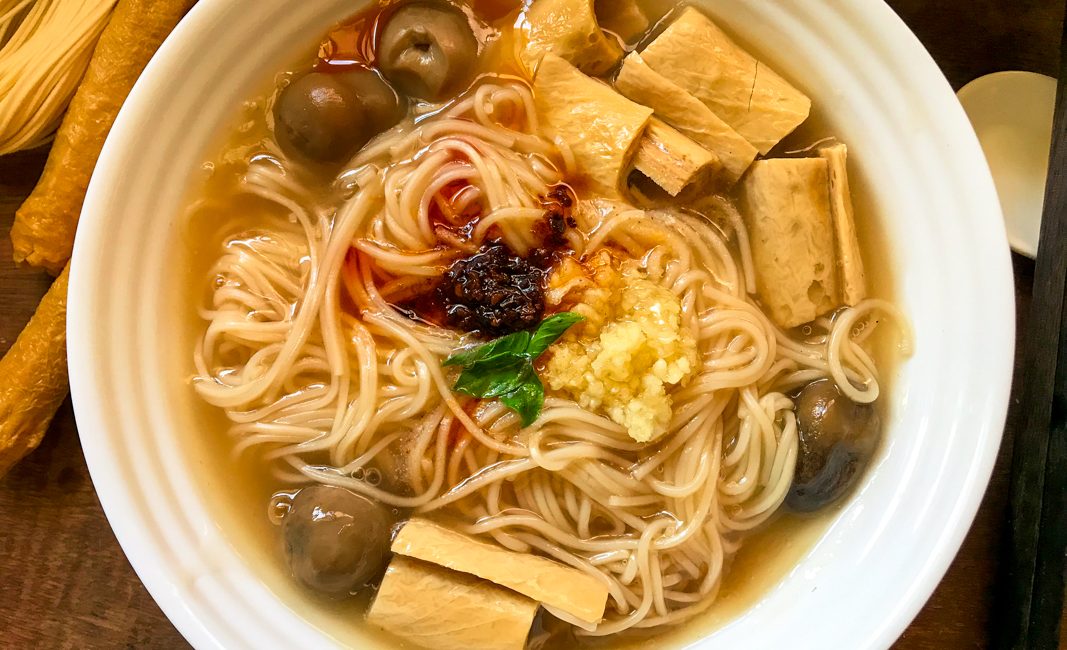 Mee Sua Tiram: Misoa Lembut dengan Kuah Tiram yang Gurih