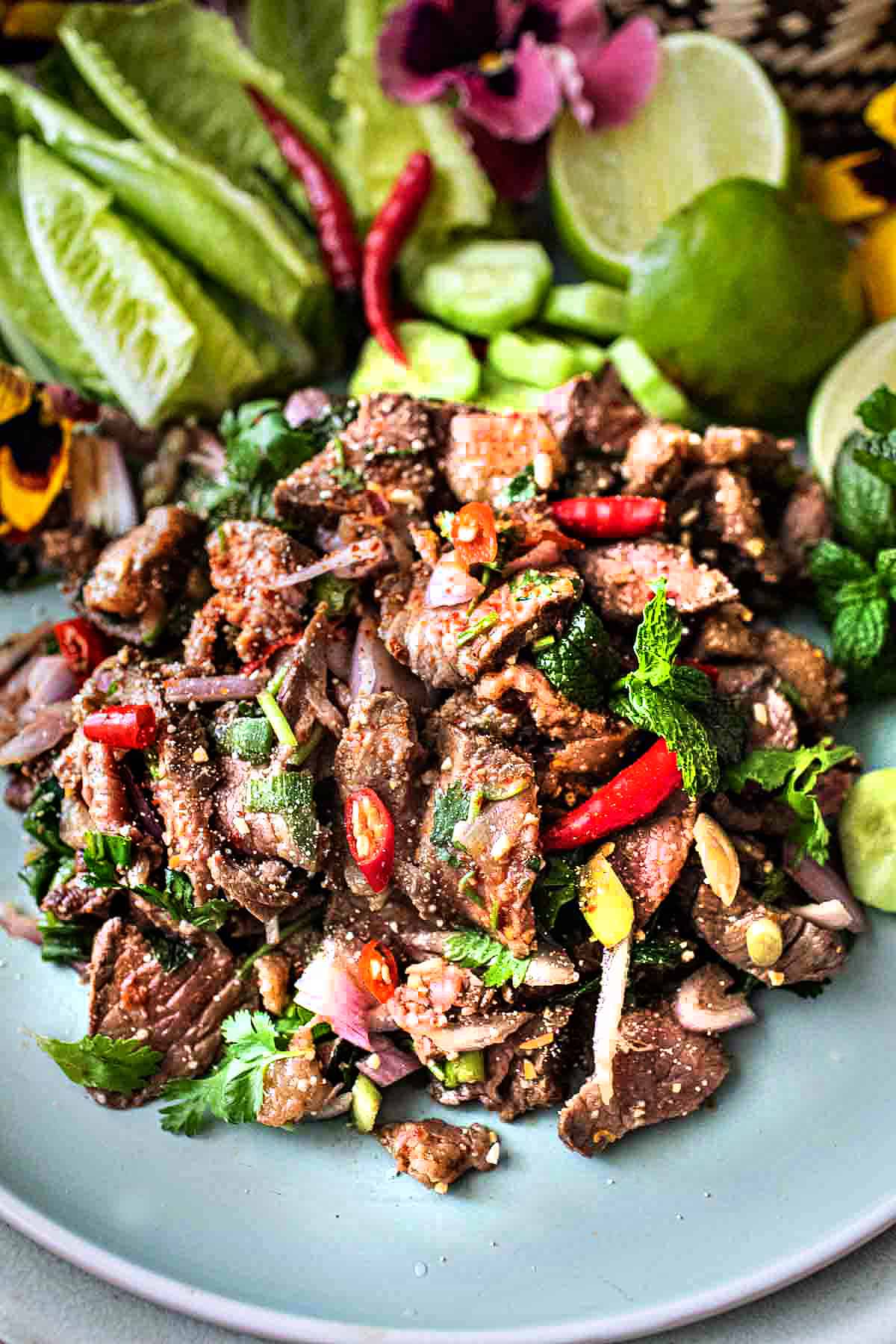Laab Nuer: Salad Daging Sapi Pedas Khas Lanna