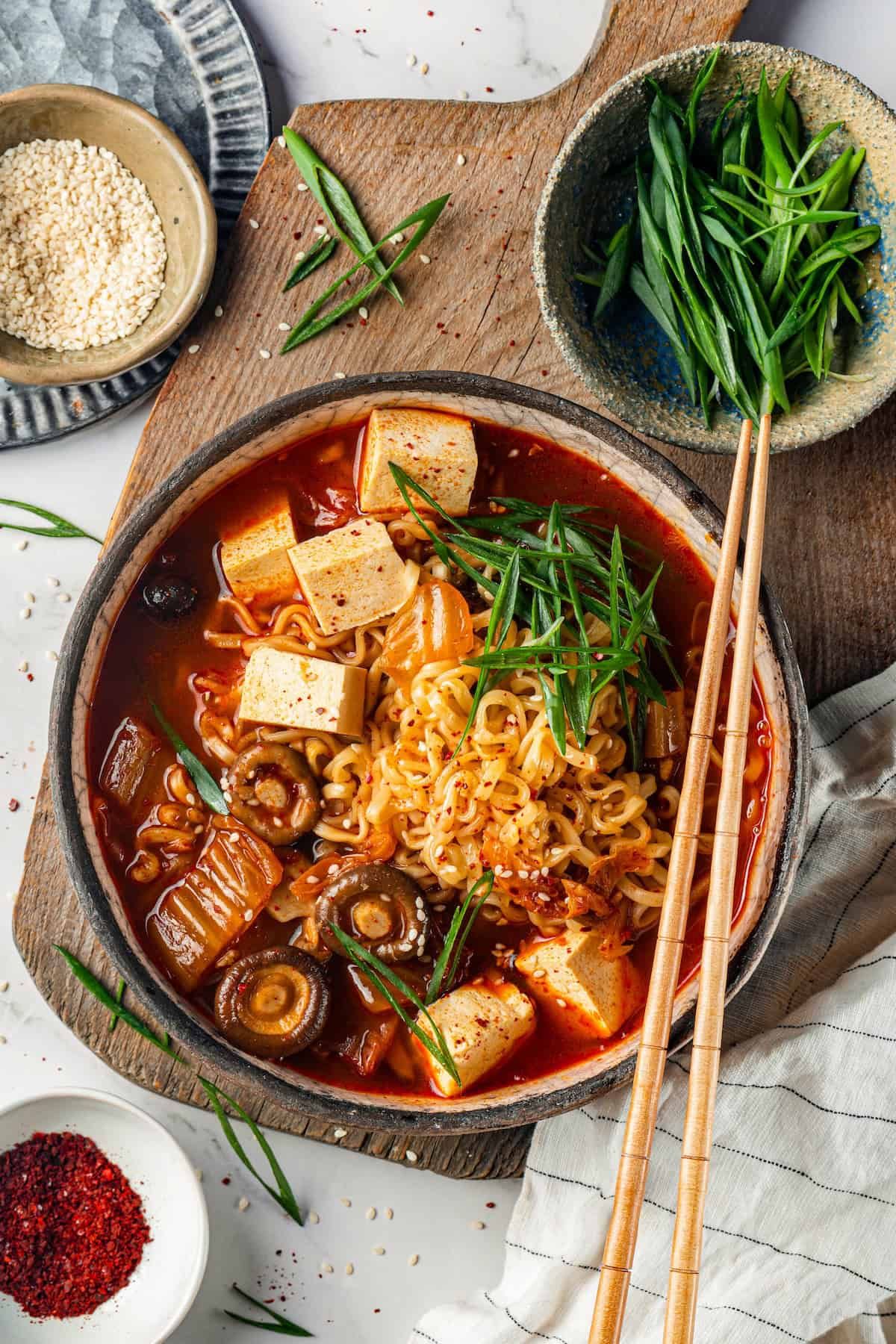 Kimchi Ramen Pedas Segar Khas Korea, Kuahnya Bikin Nagih!