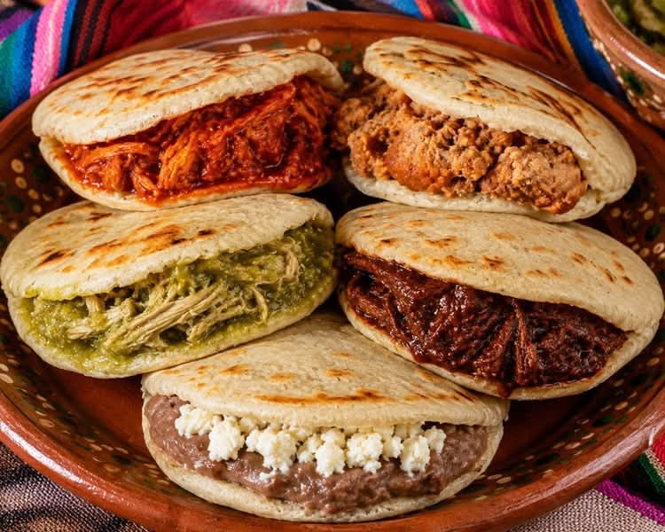 Gordita Meksiko: Kantong Cornmeal Tebal Isi Gurih
